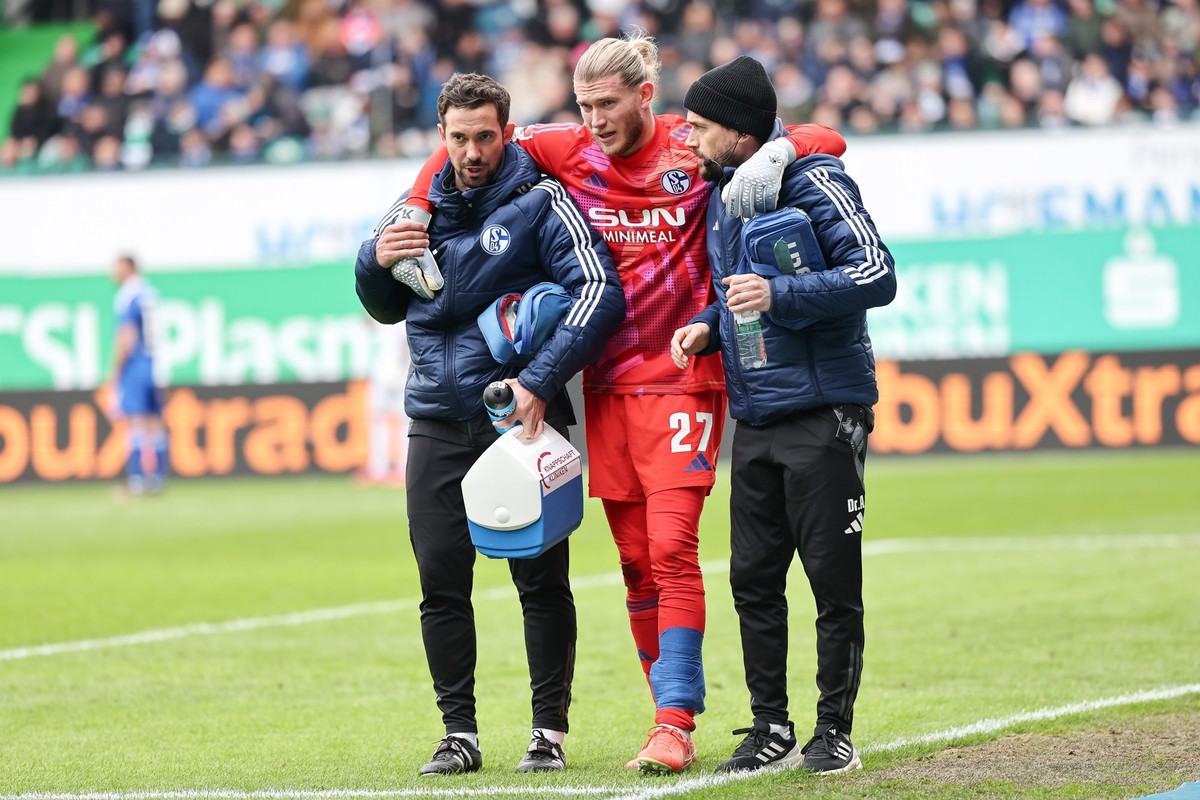 30.03.2025, Bayern, Fürth: Fußball: 2. Bundesliga, SpVgg Greuther Fürth - FC Schalke 04, 27. Spieltag, Sportpark Ronhof Thomas Sommer. Torwart Loris Karius von Schalke 04 (M) wird mit einer Wadenverle ...