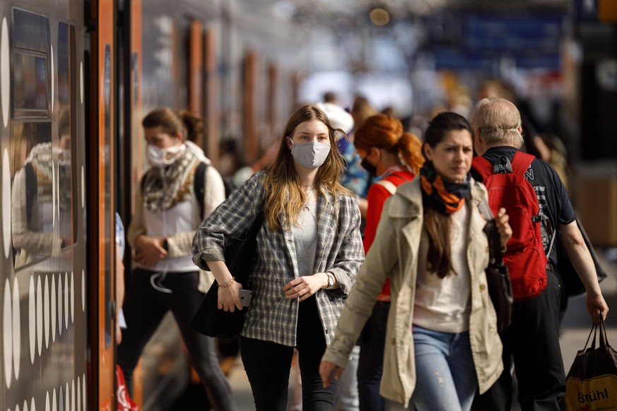 In Bussen, Bahnen und Zügen in NRW sowie auf Gleisen wie am Kölner Hauptbahnhof herrscht wegen der Coronakrise derzeit Maskenpflicht und Reisende erscheinen nur noch maskiert. Köln, 27.04.2020 *** Due ...