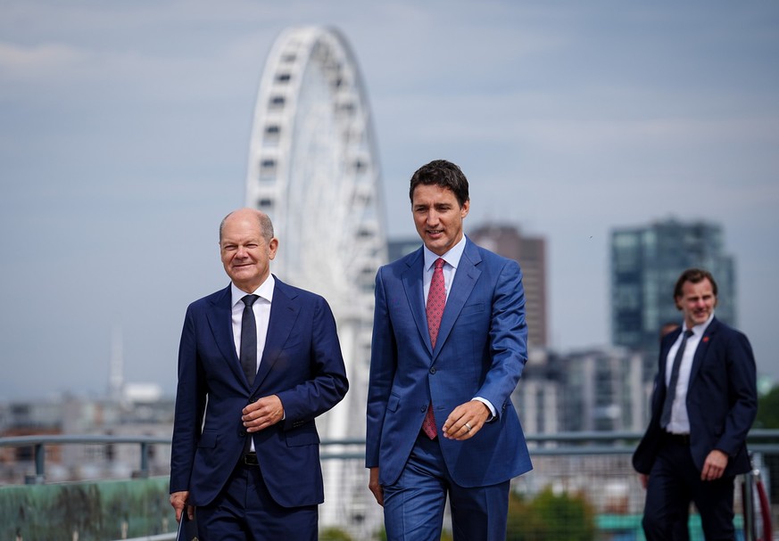 22.08.2022, Kanada, Montreal: Bundeskanzler Olaf Scholz (SPD) und Justin Trudeau (r), Premierminister von Kanada, kommen zur gemeinsamen Pressekonferenz. Im Mittelpunkt der Reise steht die Zusammenarb ...