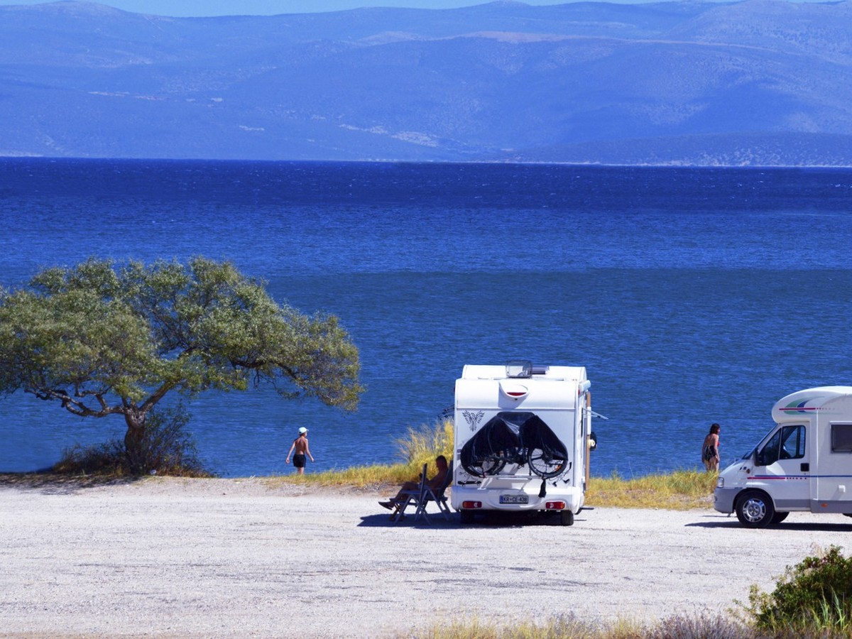 Wohnmobile am Strand, Griechenland, Peloponnes, Lakonien, Monemvasia camping cars at the coast, Greece, Peloponnese, Laconia, Monemvasia BLWS687409 *** Motorhomes on Beach, Greece, Peloponnese, Laconi ...