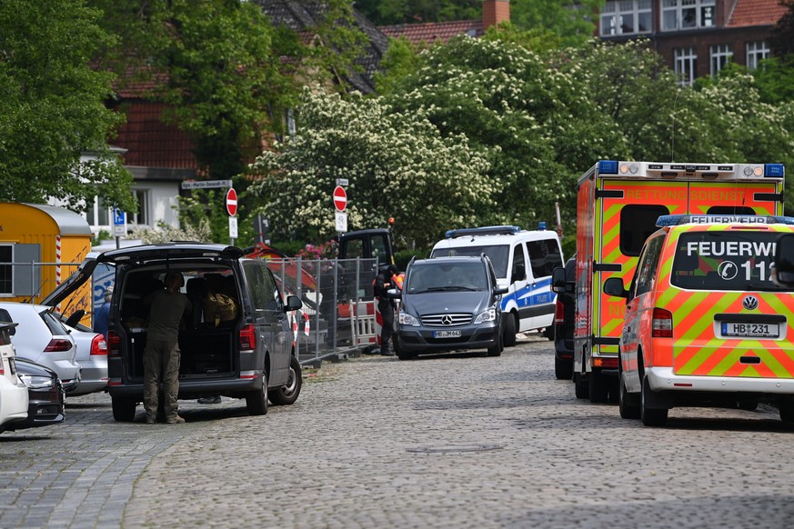 Einsatzkräfte stehen in der Nähe einer Schule. An einem Gymnasium in Bremerhaven ist am Donnerstag geschossen worden. Eine Frau sei mit der Waffe verletzt worden, sagte eine Polizeisprecherin.