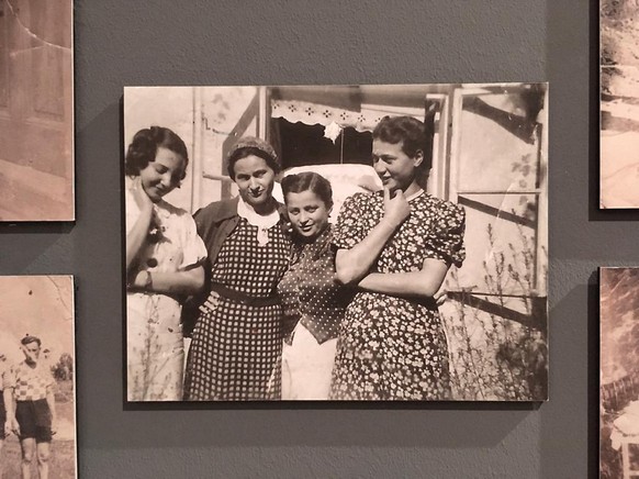 Sheindis Schwester Yitti (re.) mit Freundinnen, die im Holocaust ermordet wurden. 