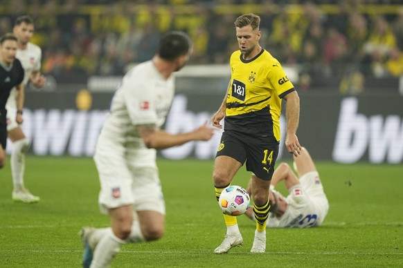 Dortmund&#039;s Niclas Fullkrug controls the ball during the German Bundesliga soccer match between Borussia Dortmund and FC Heidenheim in Dortmund, Germany, Friday, Sept. 1, 2023. (AP Photo/Martin Me ...