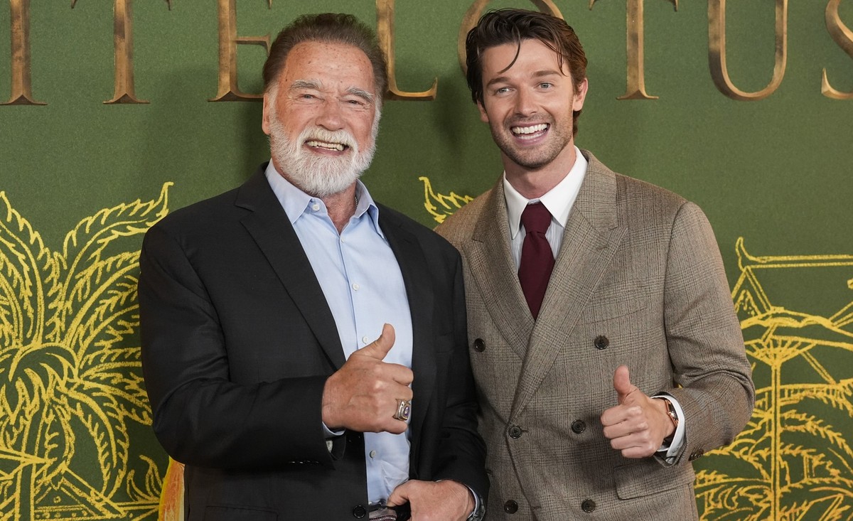 ARCHIV - 10.02.2025, USA, Los Angeles: Arnold Schwarzenegger, links, und Patrick Schwarzenegger zeigen die Daumen nach oben bei der Premiere der dritten Staffel von &quot;The White Lotus&quot; im Para ...