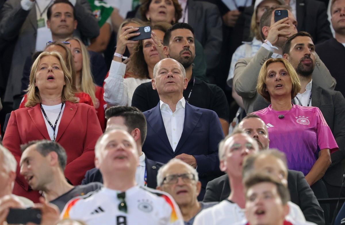 29.06.2024, Nordrhein-Westfalen, Dortmund: Fu�ball, UEFA Euro 2024, EM, Deutschland - D�nemark, Finalrunde, Achtelfinale, Stadion Dortmund, Bundeskanzler Olaf Scholz (SPD) steht mit seiner Frau Britta ...