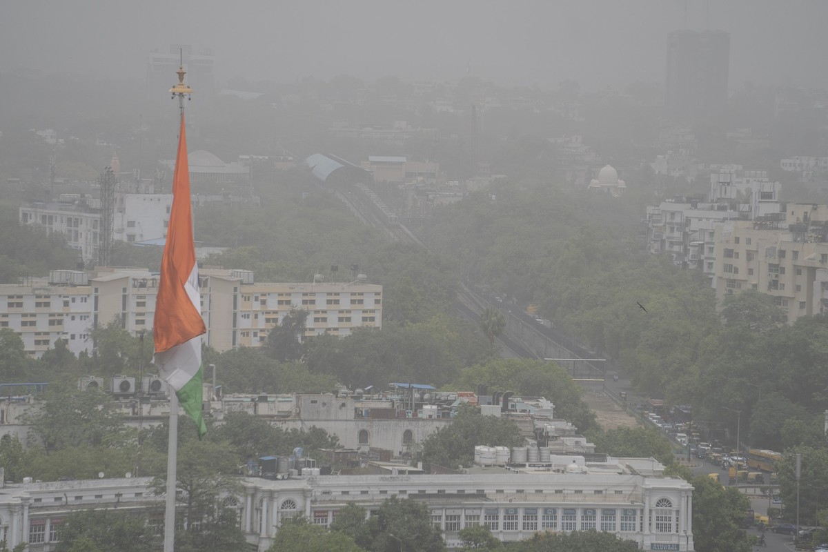 ARCHIV - 16.05.2023, Indien, Neu Delhi: Smog trübt den Blick über die Stadt. Die Weltbank will Indien 1,5 Milliarden Dollar (rund 1,4 Milliarden Euro) in Form von Darlehen und Kredit zum Ausbau klimaf ...