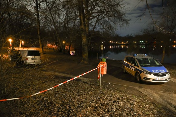 27.02.2023, Berlin: Fahrzeuge der Polizei stehen am Ufer des Wei