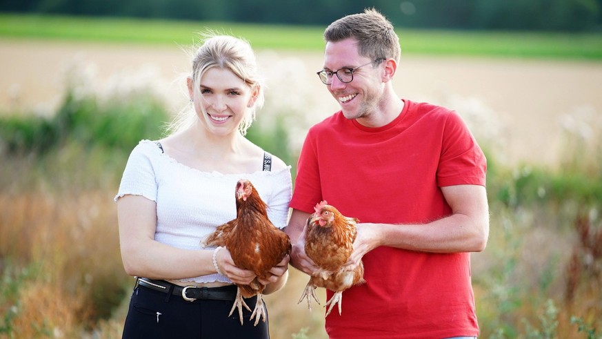 Pferdewirtin Carolin (26) aus Hessen und Lucas (26, Disponent bei der Deutschen Bahn aus Hessen) während ihrer gemeinsamen Hofwoche

+++ Die Verwendung des sendungsbezogenen Materials ist nur mit dem  ...