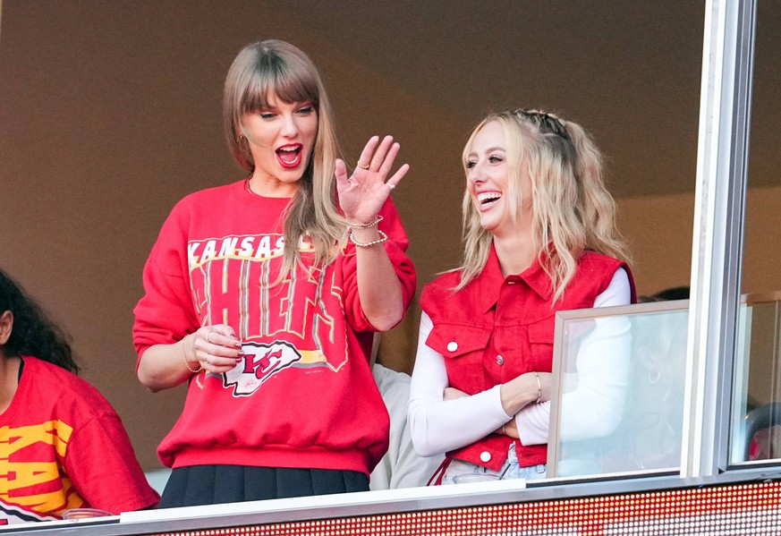 NFL, American Football Herren, USA Los Angeles Chargers at Kansas City Chiefs Oct 22, 2023 Kansas City, Missouri, USA Recording artist Taylor Swift waves to fans during the second half between the Los ...