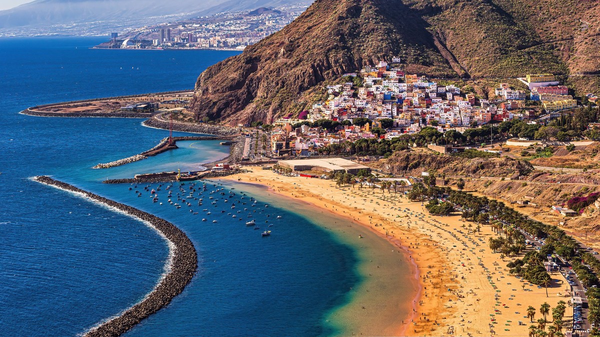Amazing view of beach las Teresitas with yellow sand. Beach las Teresitas with yellow sand. Location: Santa Cruz de Tenerife, Tenerife, Canary Islands. Teneriffe *** Wunderschöne Aussicht auf den Stra ...