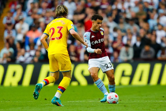 15th May 2022 Villa Park, Birmingham, Midlands, England Premier League Football, Aston Villa versus Crystal Palace Philippe Coutinho of Aston Villa lays the ball off PUBLICATIONxNOTxINxUK ActionPlus12 ...