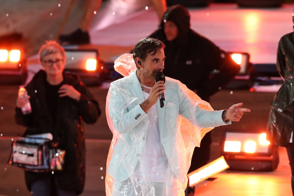 Moderator Florian Silbereisen GER mit Regenponcho muss die Aufzeichnung wegen Unwetter um 21.08 Uhr unterbrechen - ARD Aufzeichnung Show DIE GROSSE SCHLAGERSTRANDPARTY 2023 - Wir Feiern die 80 Er aus  ...