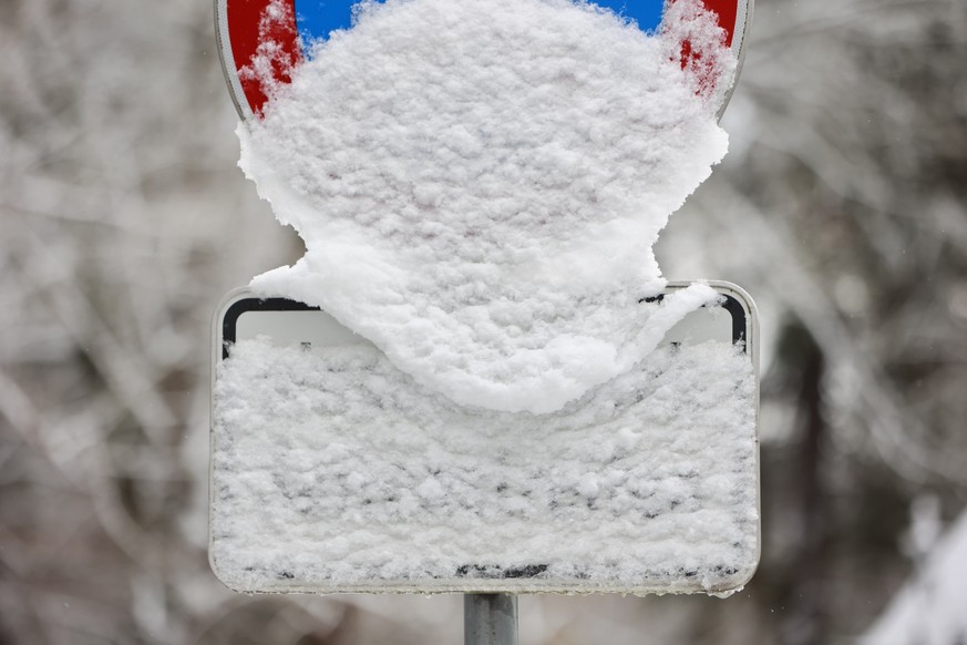 24.11.2023, Sachsen-Anhalt, Schierke: Mit Schnee bedeckt ist ein Verkehrsschild im Harz. Am frühen Morgen setzten erste Schneefälle in den Harzbergen ein. Der Harzgipfel und einige Bergregionen des Ha ...