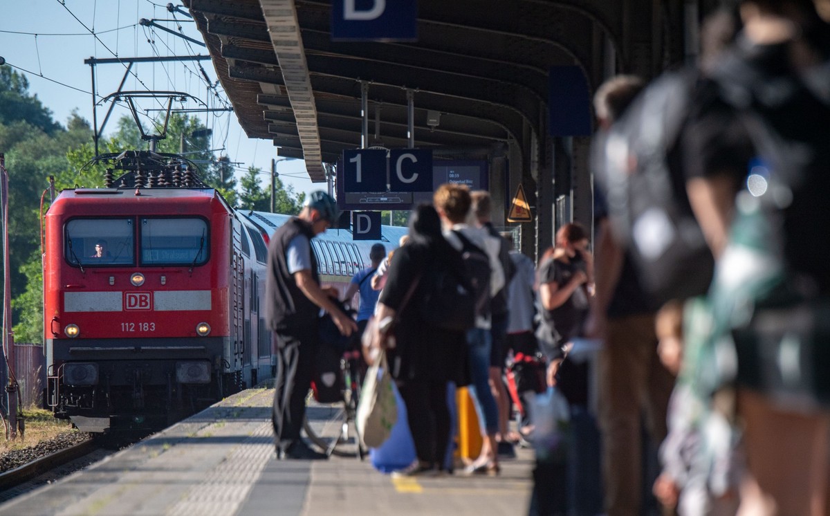 ARCHIV - 02.07.2022, Mecklenburg-Vorpommern, Stralsund: Fahrgäste warten im Bahnhof auf eine Regionalbahn. (Symbolbild) (zu dpa: «Viele Pendler in Saarbrücken») Foto: Stefan Sauer/dpa +++ dpa-Bildfunk ...