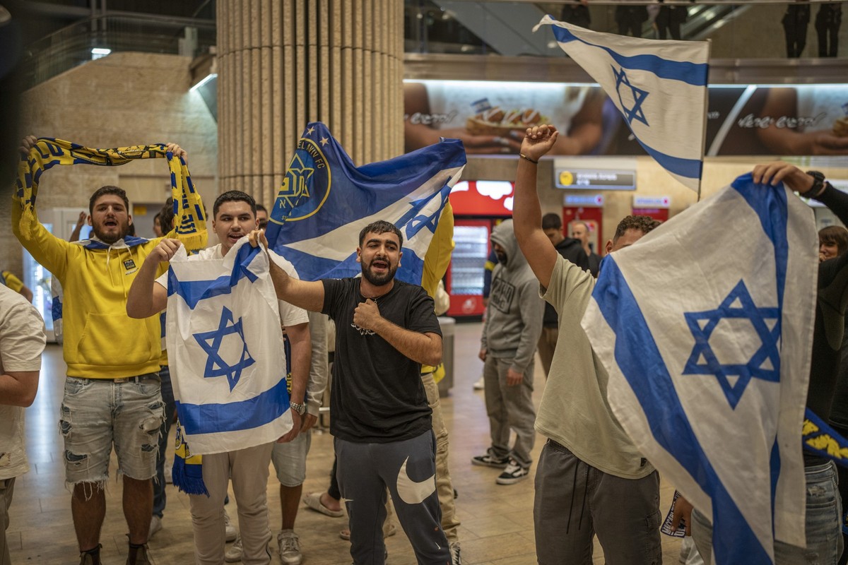 08.11.2024, Israel, Lod: Fans von Maccabi Tel Aviv jubeln, als sie mit einem Flugzeug aus Amsterdam am Flughafen Ben Gurion ankommen. Nach dem UEFA-Europa-League-Spiel zwischen Ajax Amsterdam und Macc ...