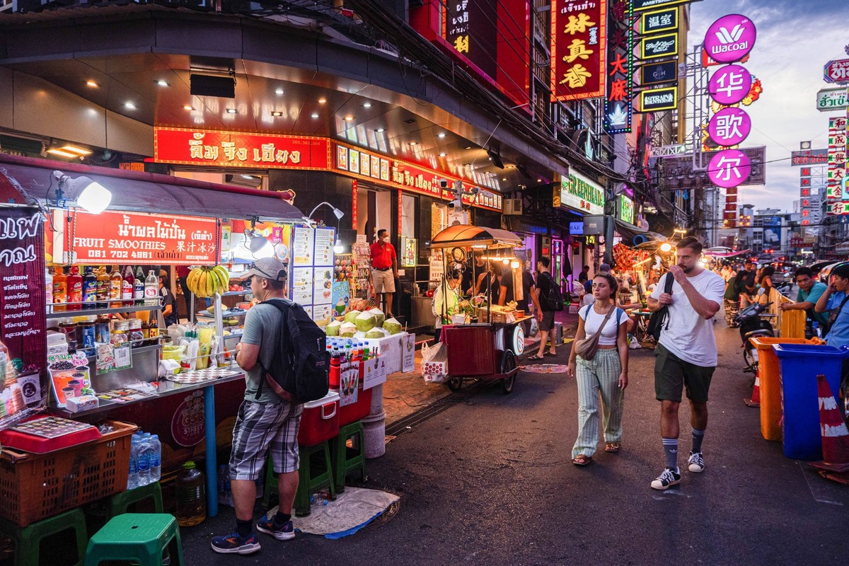 August 13, 2025, Bangkok, Thailand: Tourists are seen looking at a street food stall beside a Yaowarat road in Bangkok s Chinatown. Bangkok s Chinatown also known as Yaowarat is the famous destination ...