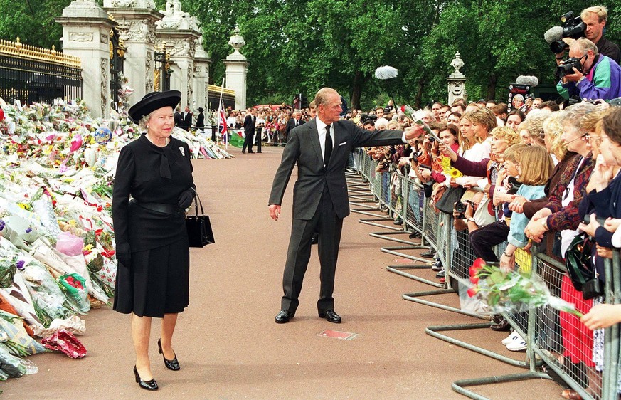 Feb. 20, 2006 - London, ENGLAND - DIANA DIES IN A CAR CRASH IN PARIS ON 08-31-1997 THE QUEEN AND PRINCE PHILIP TALKING WITH THE CROWDS AND LOOKING AT THE FLORAL TRIBUTES LAID FOR DIANA PRINCESS OF WAL ...