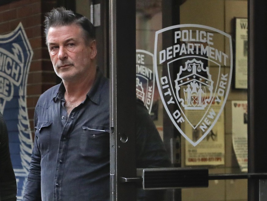 ARCHIV - 02.11.2018, USA, New York: US-Schauspieler Alec Baldwin verlässt das 10. Revier der New Yorker Polizei. Tragischer Vorfall bei Filmarbeiten in den USA: Hollywood-Star Alec Baldwin hat beim Dr ...