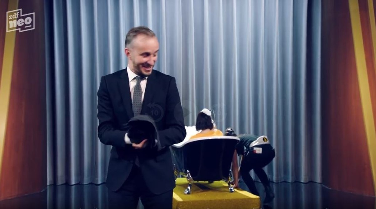 Dasselbe TV-Spiel nochmal: Vorne Böhmermann, hinten eine falsche Lena in der Badewanne.