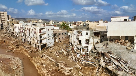 12.09.2023, Libyen, Darna: Zerstörte Häuser in der verwüsteten Hafenstadt Darna. Nach dem verheerenden Unwetter in Libyen wird das Ausmaß der Zerstörung langsam sichtbar. Nach Worten eines Sprechers d ...