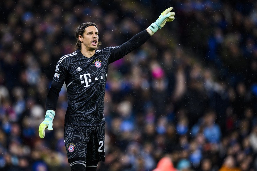 11.04.2023, Großbritannien, Manchester: Fußball: Champions League, Manchester City - Bayern München, K.o.-Runde, Viertelfinale, Hinspiele, Etihad Stadium. Münchens Torwart Yann Sommer gestikuliert. (z ...