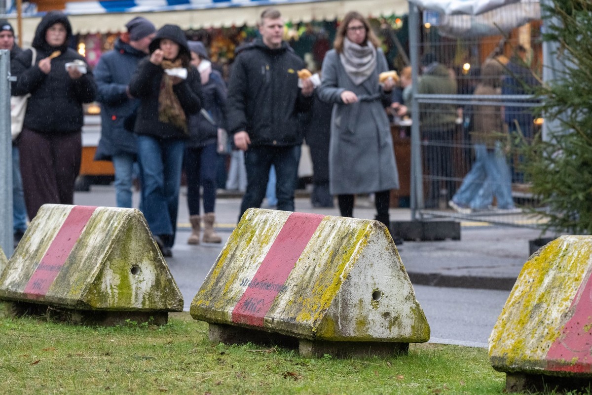 ARCHIV - 21.12.2024, Mecklenburg-Vorpommern, Rostock: Mobile Fahrzeugsperren stehen am Weihnachtsmarkt in Innenstadt von Rostock. (zu dpa: «Anlasslose Waffenkontrollen der Polizei auf Weihnachtmärkten ...