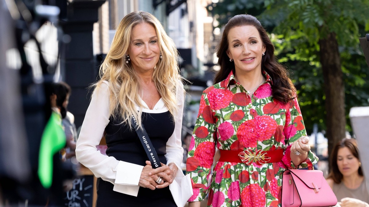 On Location with And Just Like That Featuring: Sarah Jessica Parker, Kristin Davis Where: New York, New York, United States When: 26 Jun 2024 Credit: Janet Mayer/INSTARimages.com EDITORIAL USE ONLY. R ...