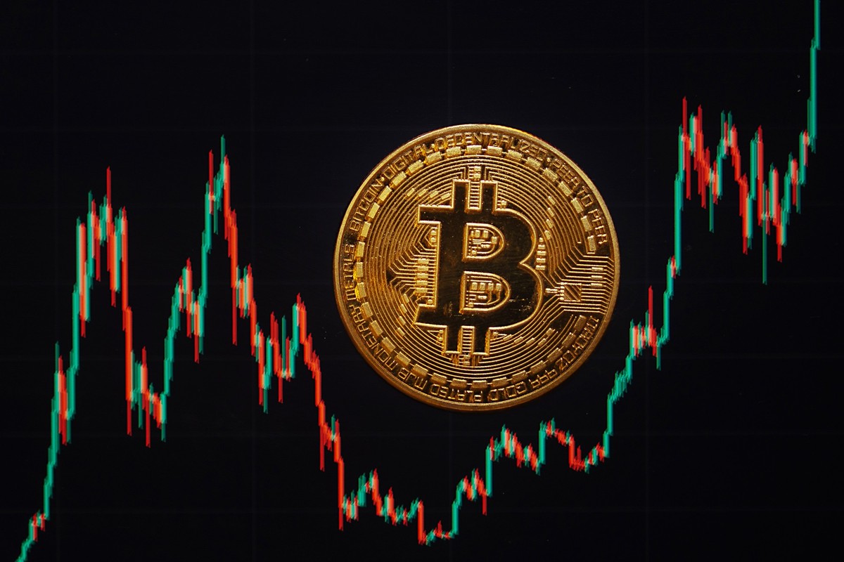 ILLUSTRATION - 21.11.2024, Berlin: Eine Bitcoin-Münze liegt auf einem Bildschirm, der den Bitcoin - US-Dollar Kurs zeigt. (zu dpa: «Bitcoin-Rekord jetzt bei mehr als 106.000 Dollar») Foto: Fernando Gu ...
