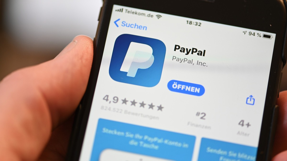 ARCHIV - 29.07.2020, Baden-Württemberg, Ravensburg: Die Applikation von Paypal ist auf einem Mobilfunkgerät zu sehen. Paypal weitet sein Angebot in Deutschland auf das Bezahlen an der Ladenkasse aus.  ...