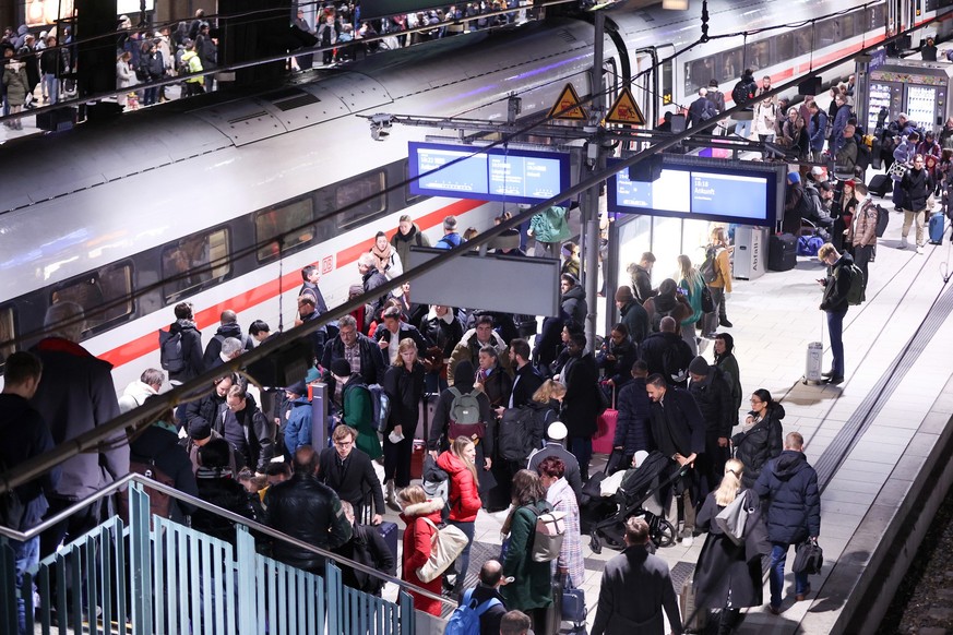 15.11.2023, Hamburg: Reisende sind an einem Gleis im Hauptbahnhof unterwegs, nachdem ein ICE angekommen war. Die Gewerkschaft Deutscher Lokomotivf
