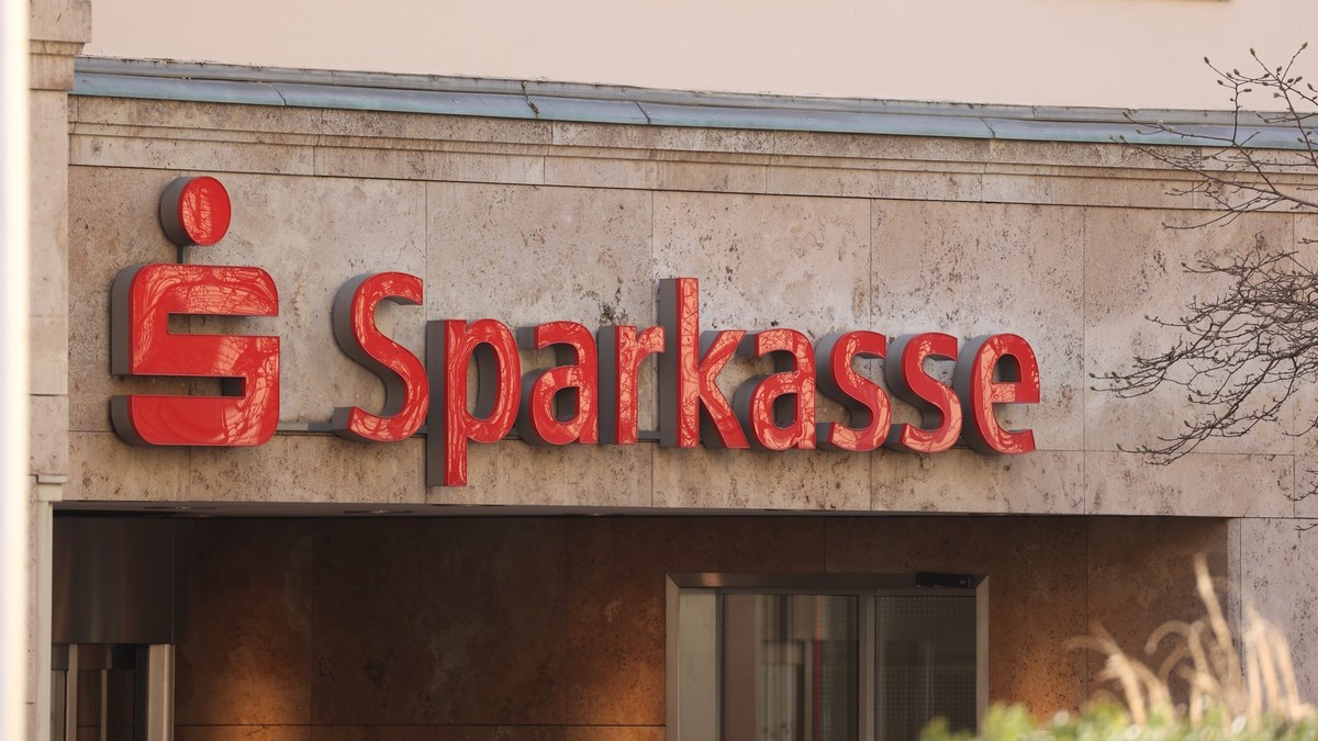 ARCHIV - 07.03.2022, Hessen, Gera: Der Schriftzug &quot;Sparkasse&quot; steht am Hauptgeb