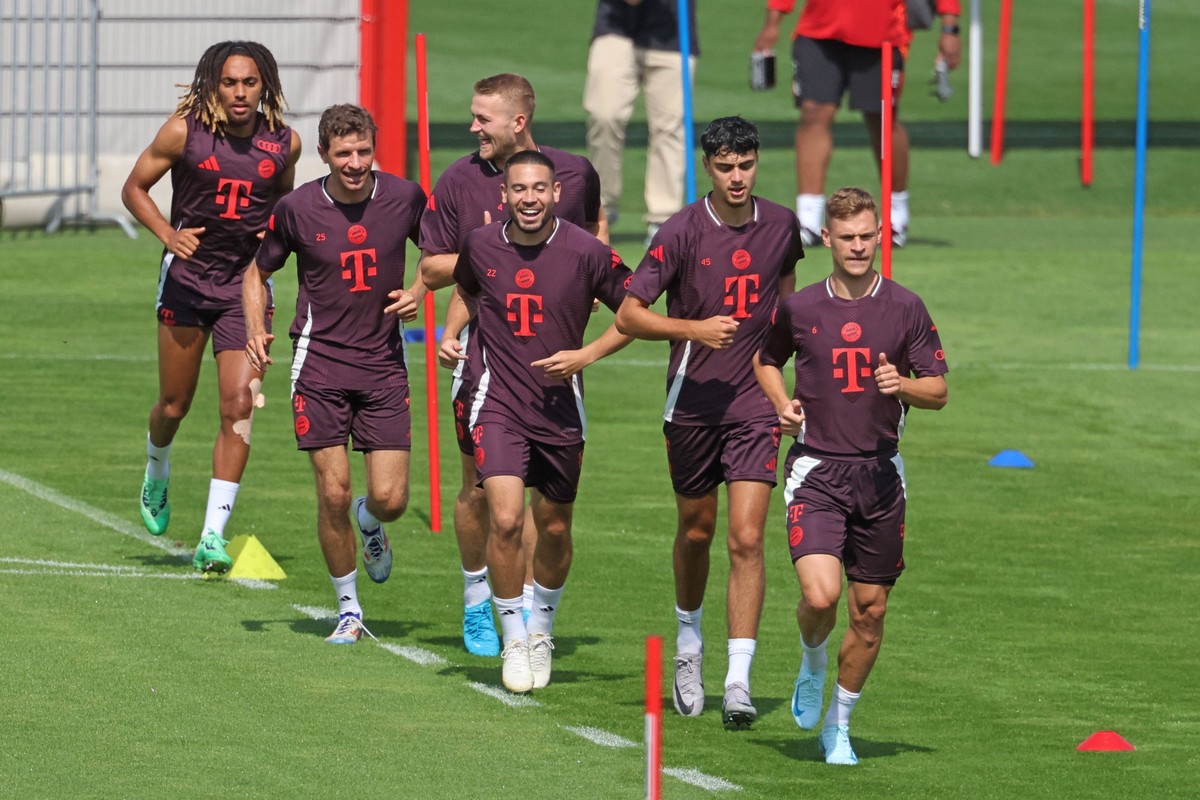 v.l. 23 Sacha Boey, 25 Thomas Mueller, 4 Matthijs de Ligt, 22 Raphael Adelino Jose Guerreiro, 45 Aleksandar Pavlovic, 6 Joshua Kimmich, laufen, Gruppe, Aufwaermen, Aufwaermtrikot, Fussball / FC Bayern ...