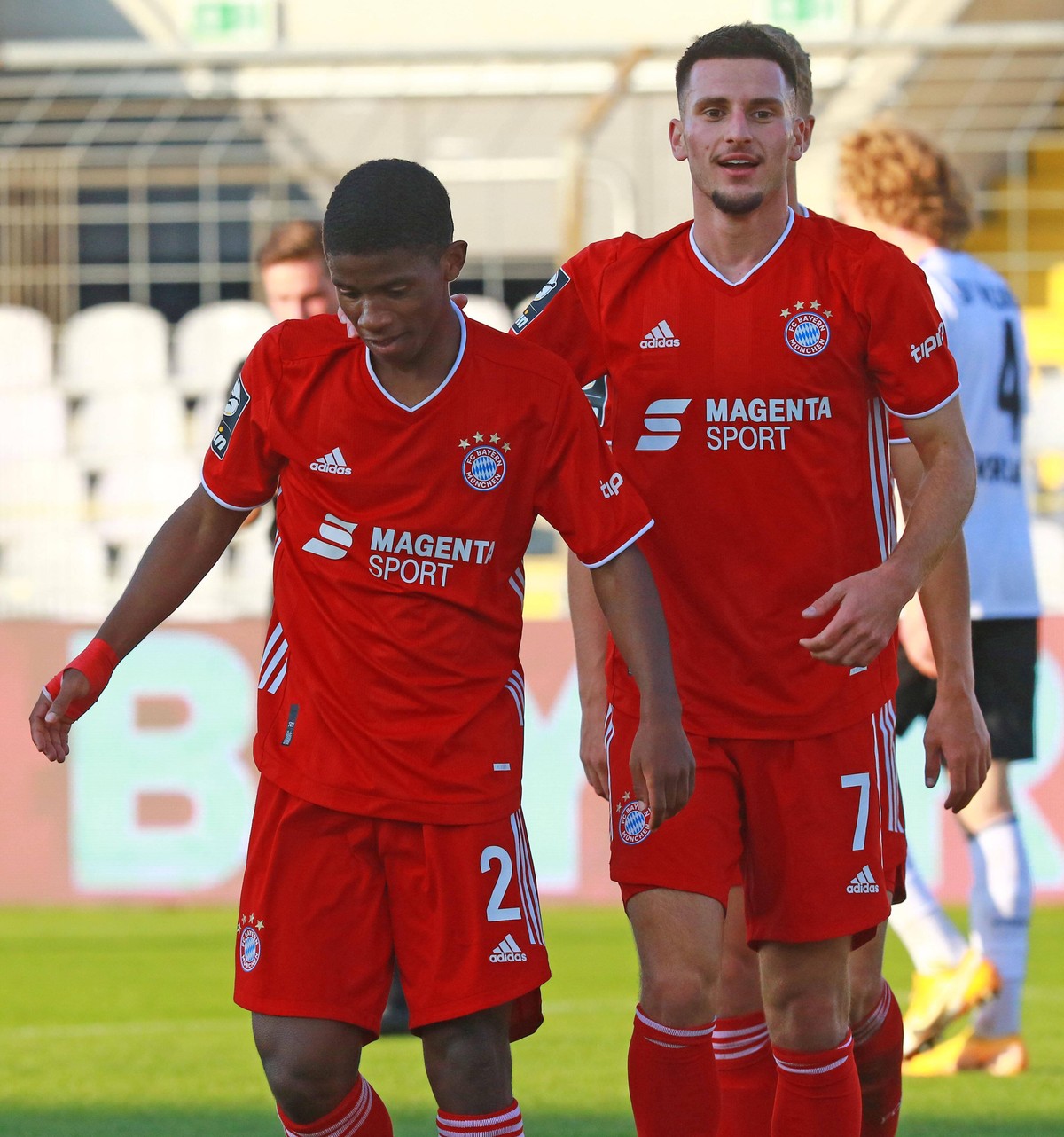 2 Remy Vita, li. und 7 Leon Dajaku, FCB II, Jubel, Torjubel Fussball, 3. Liga, FC Bayern M�nchen II - SV Waldhof Mannheim, Gruenwalderstadion 25.10.2020 FOTO: Mladen Lackovic *** 2 Remy Vita, left and ...