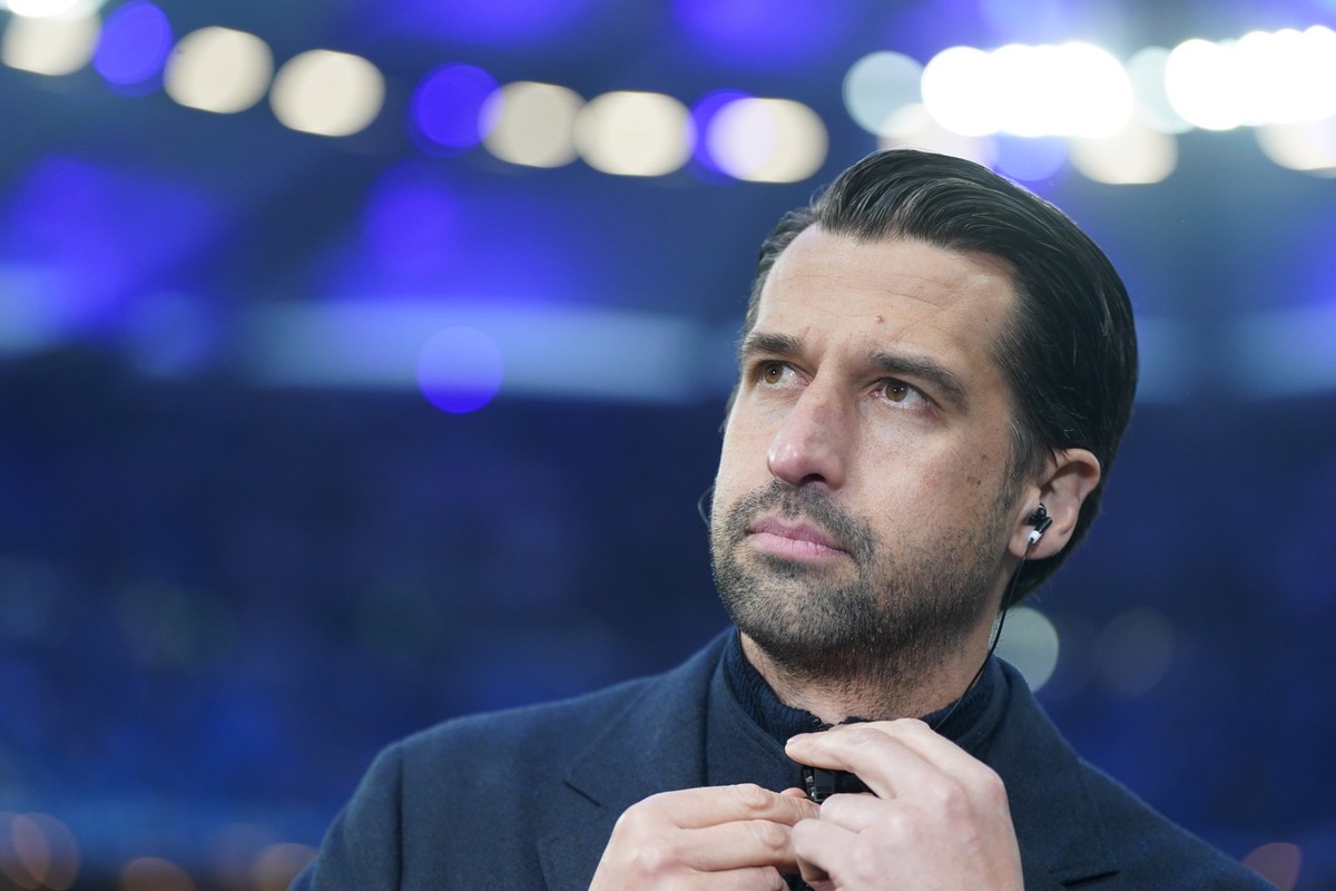 ARCHIV - 20.04.2024, Hamburg: Fu�ball: 2. Bundesliga, 30. Spieltag, Hamburger SV - Holstein Kiel, im Volksparkstadion. Hamburgs Jonas Boldt, Vorstand der HSV Fu�ball AG, steht am Spielfeldrand. (zu dp ...