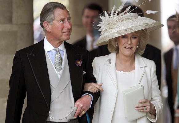 ARCHIV - Nach ihrer Trauung verlassen Prinz Charles und seine Frau Camilla am 09.04.2005 die Guildhall im englischenWindsor. (zu dpa-Themenpaket Hochzeit Victoria vom 11.06.2010) +++(c) dpa - Bildfunk ...