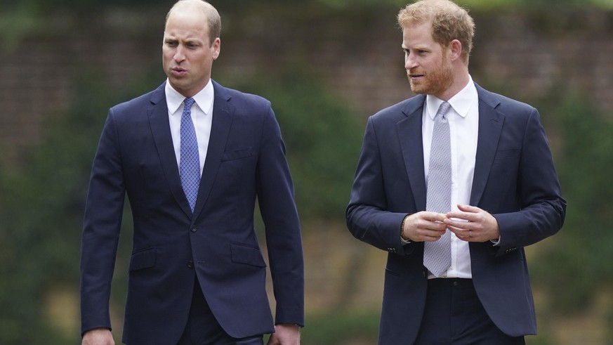 01.07.2021, Großbritannien, London: Der britische Prinz William (l), Herzog von Cambridge, und der britische Prinz Harry, Herzog von Sussex, kommen zur Enthüllung einer von ihnen in Auftrag gegebene S ...