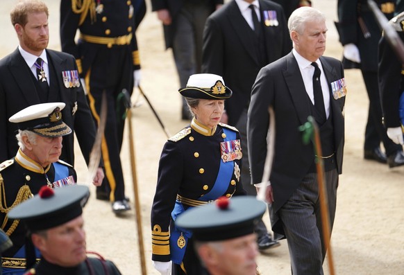 19.09.2022, Gro�britannien, London: K�nig Charles III. (Mittlere Reihe, l-r), Prinzessin Anne, Prinz Andrew, Herzog von York und Prinz Harry (oben, l), Herzog von Sussex, 
folgen dem Sarg von K�nigin  ...