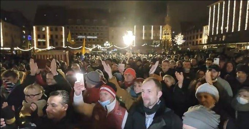 Auf Videos ist zu sehen, dass die Menschen in Nürnberg dicht an dicht standen.
