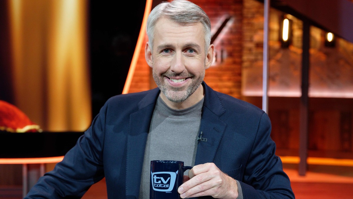 ARCHIV - 10.11.2021, Nordrhein-Westfalen, Köln: Der Entertainer Sebastian Pufpaff sitzt nach der Aufzeichnung der ersten Sendung der wieder aufgenommenen ProSieben-Comedyshow «TV total» im Studio. (zu ...