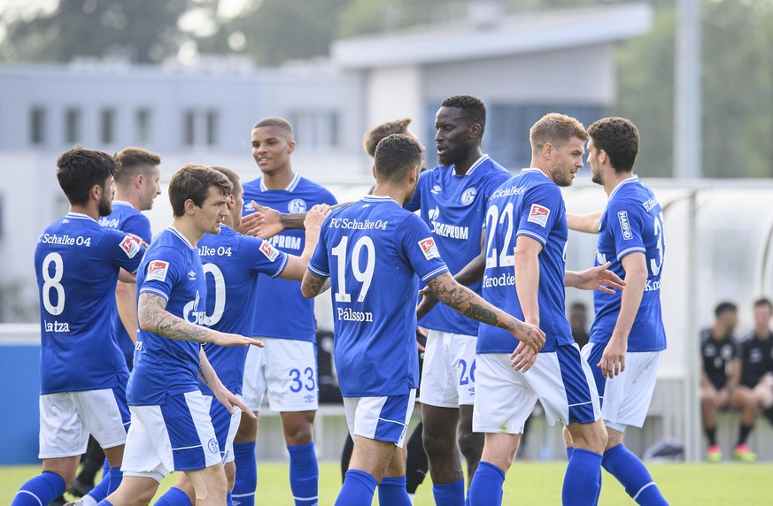 v.l. Danny LATZA (GE), Benito RAMAN (GE), Malick THIAW (GE), Victor PALSSON (GE), Salif SANE (GE), Simon TERODDE (GE), Marcin KAMINSKI (GE) klatschen sich ab, Fussball Testspiel, FC Schalke 04 (GE) -  ...