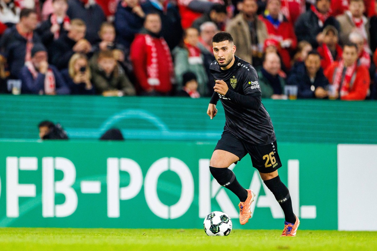 MAINZ, DEUTSCHLAND - OCTOBER 29: Deniz Undav VfB Stuttgart, 26 runs with the ball during the DFB Pokal match between DFB Pokal: 1. FSV Mainz 05 vs. VfB Stuttgart at MEWA Arena on matchday 2 of the DFB ...