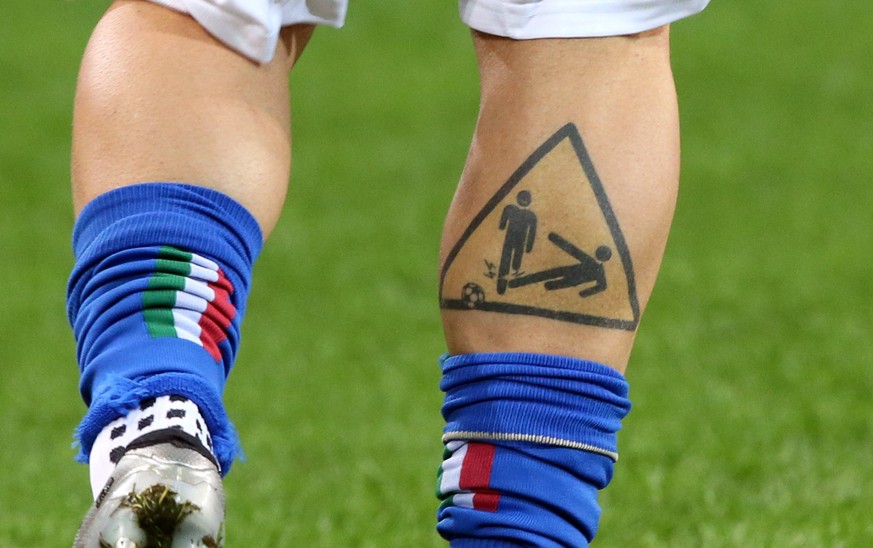 De Rossis Tattoo auf der rechten Wade spricht Bände...