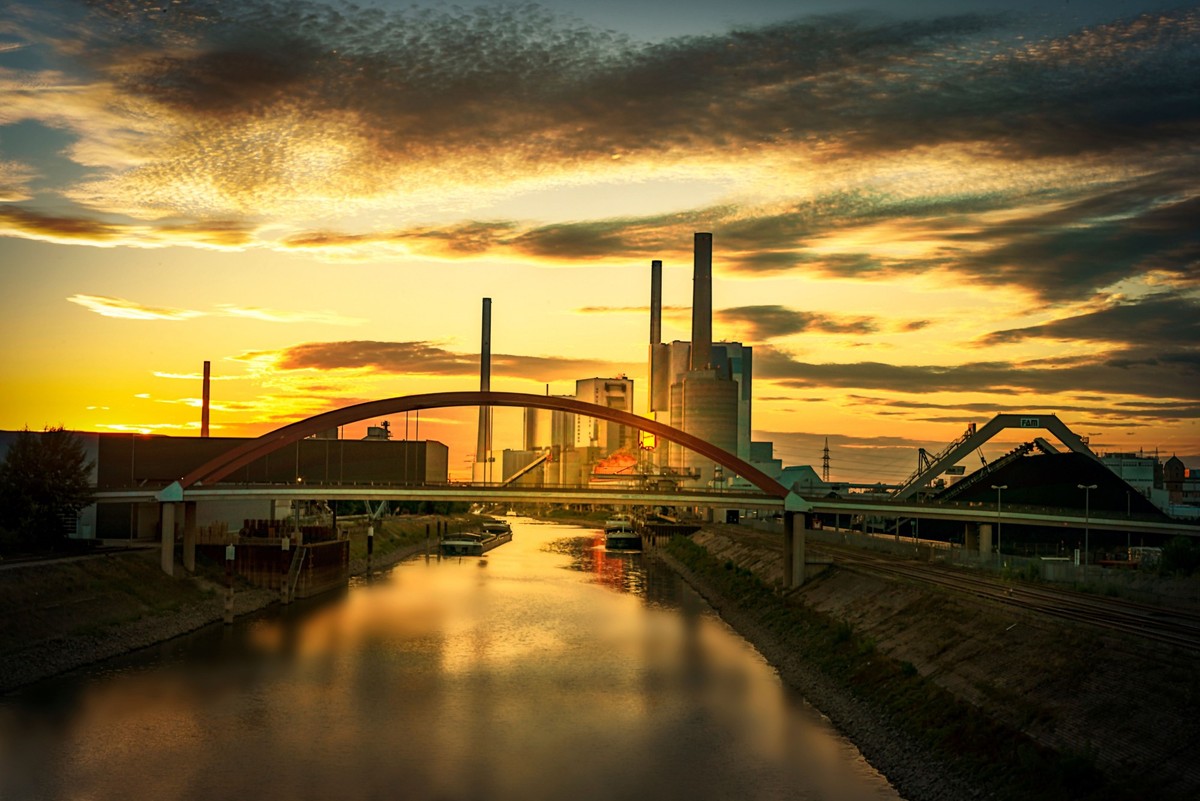 The GKM Mannheim power station with a bridge and a sunset view in the background *** der GKM Mannheimer Potenz Bahnhofs mit einer Br