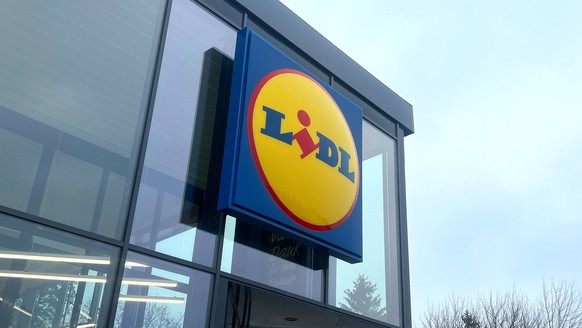 Außenwerbung Discounter LIDL *** Outdoor advertising discount store LIDL Copyright: xmix1pressx