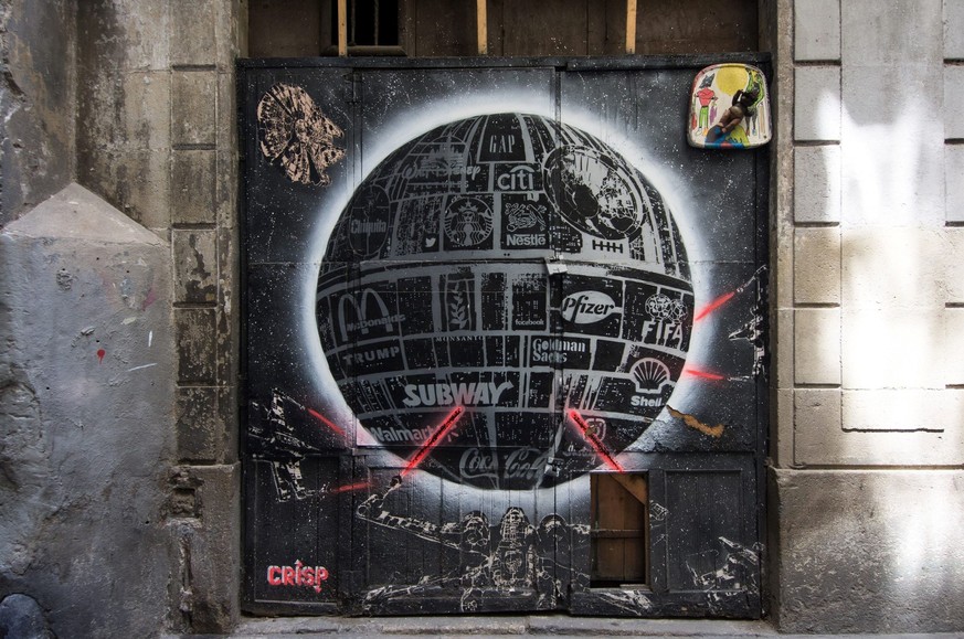 Ein Graffiti zeigt den Todesstern aus Star Wars bedeckt mit den Logos global operierender Konzerne.