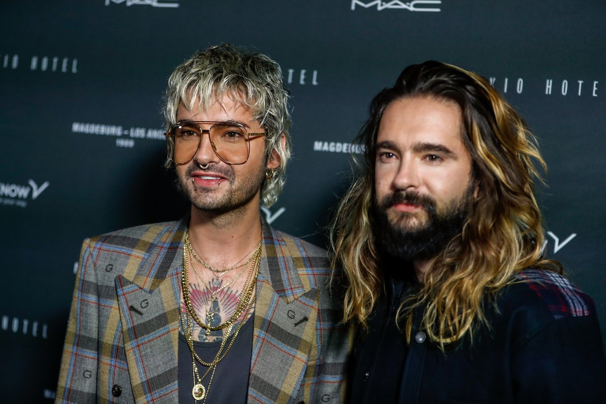 ARCHIV - 24.09.2020, Berlin: Tom Kaulitz (r) und Bruder Bill Kaulitz beantworten Fragen von Journalisten. Im August spielen die beiden mit ihrer Band Tokio Hotel in Bochum. (zu dpa: «Tokio Hotel spiel ...