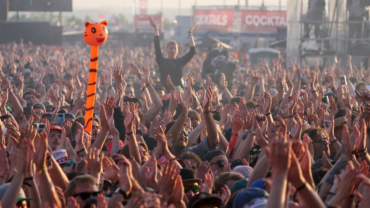 02.06.2023, Rheinland-Pfalz, Nürburg: Tausende Rockfans tanzen beim Auftritt von &quot;Rise against&quot; vor der Hauptbühne des Festivals &quot;Rock am Ring&quot;. Foto: Thomas Frey/dpa +++ dpa-Bildf ...