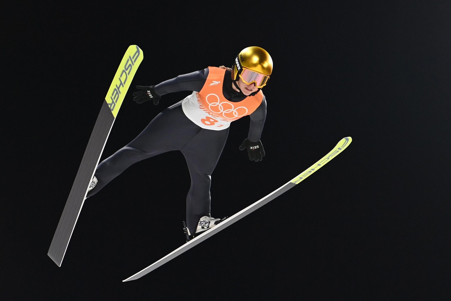 Olympia, Skispringen, Mixed Team, Normalschanze, 1. Durchgang im Nationalen Skisprungzentrum. Katharina Althaus aus Deutschland in Aktion.