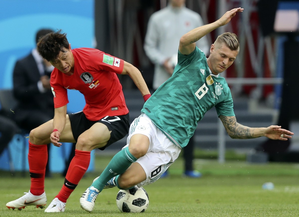 South Korea&#039;s Lee Jae-sung, left, and Germany&#039;s Toni Kroos fight for the ball during the group F match between South Korea and Germany, at the 2018 soccer World Cup in the Kazan Arena in Kaz ...