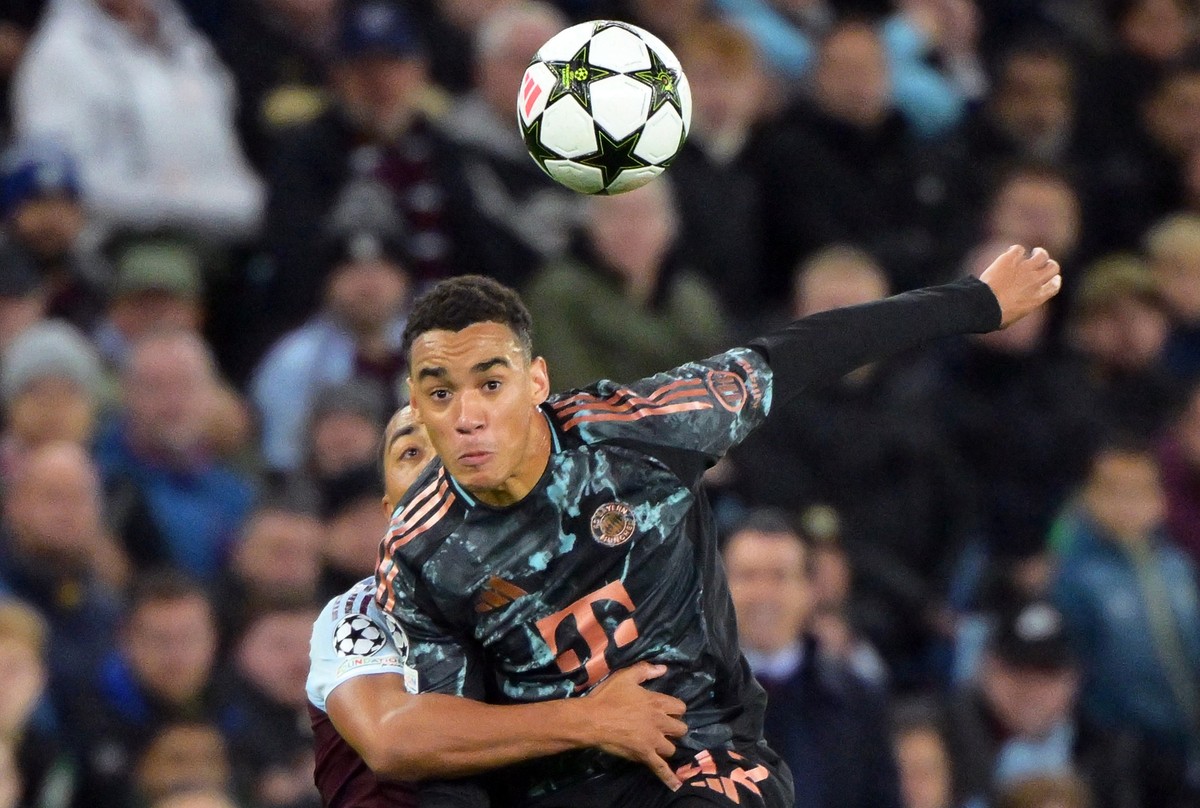 02.10.2024, Gro�britannien, Birmingham: Fu�ball: Champions League, Aston Villa - Bayern M�nchen, Vorrunde, 2. Spieltag, Villa Park, M�nchens Jamal Musiala (r) und Aston Villas Youri Tielemans k�mpfen  ...